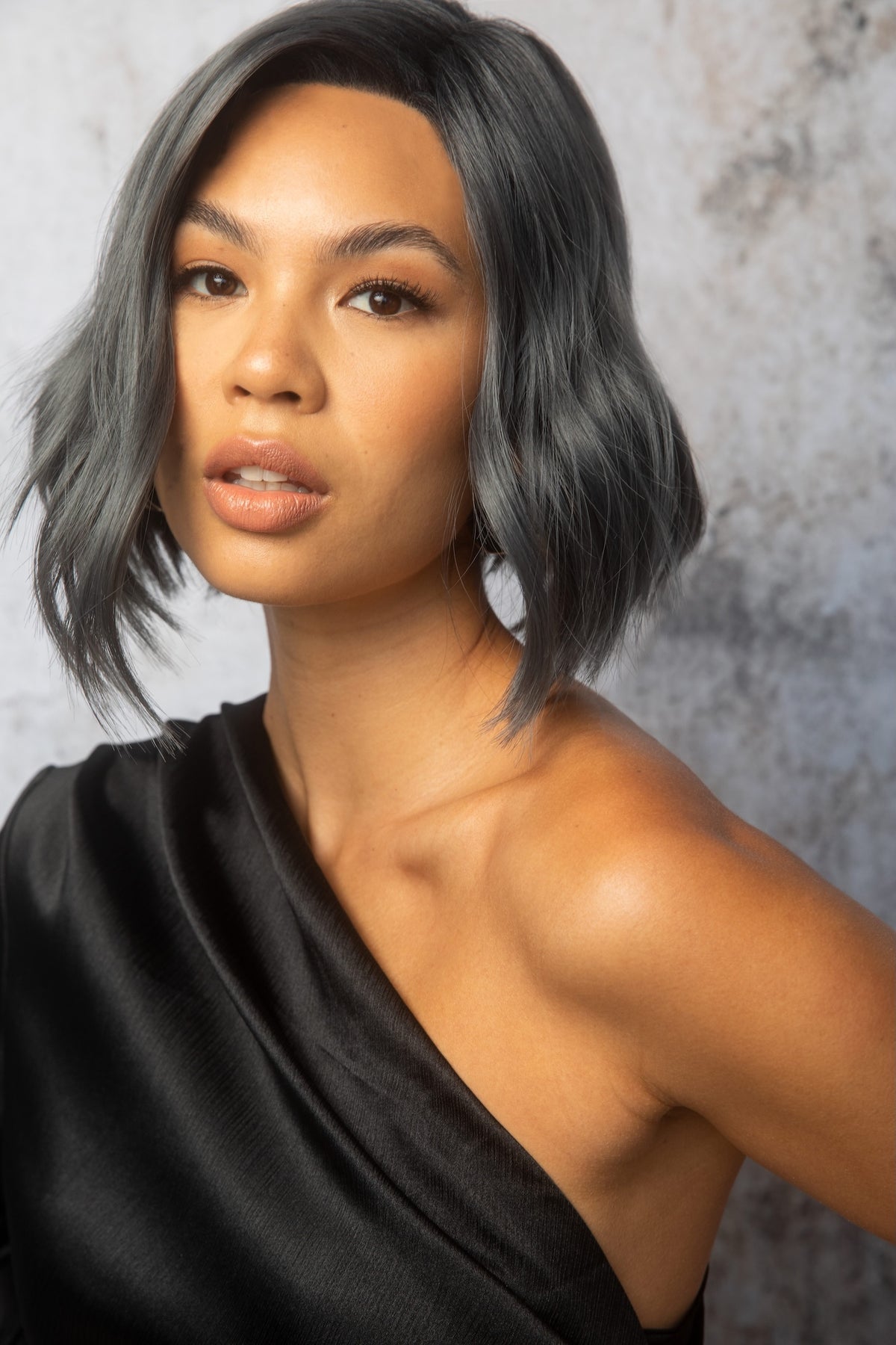 Model wearing Chic Wavez in Midnight Stone